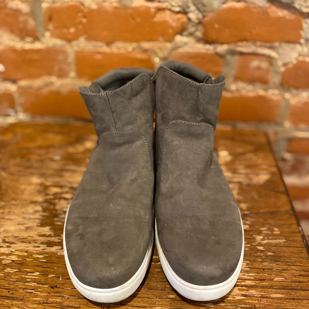 Men's Gray Suede High-Top Sneakers. Pre-owned